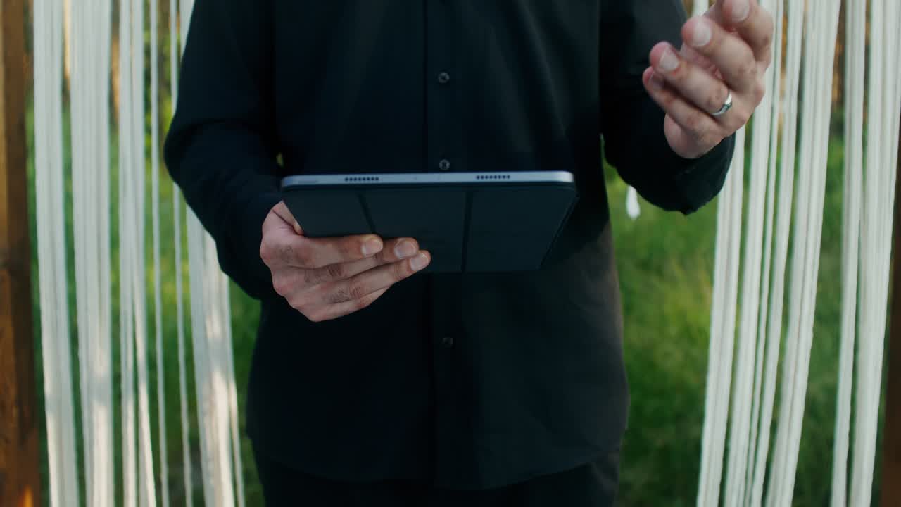 persona que utiliza la tableta al aire libre