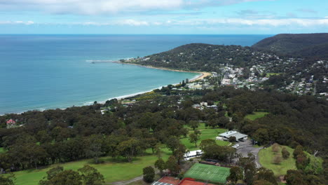 AERIAL-Popular-Coastal-Township-Of-Lorne,-Australia