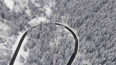 Camino-Curvo-En-El-Paisaje-De-Montaña-De-Nieve-Invernal-En-Diciembre,-Aéreo