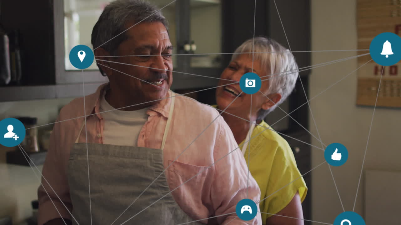 animación de la red de iconos de conexiones sobre una pareja mayor divirtiéndose en la cocina