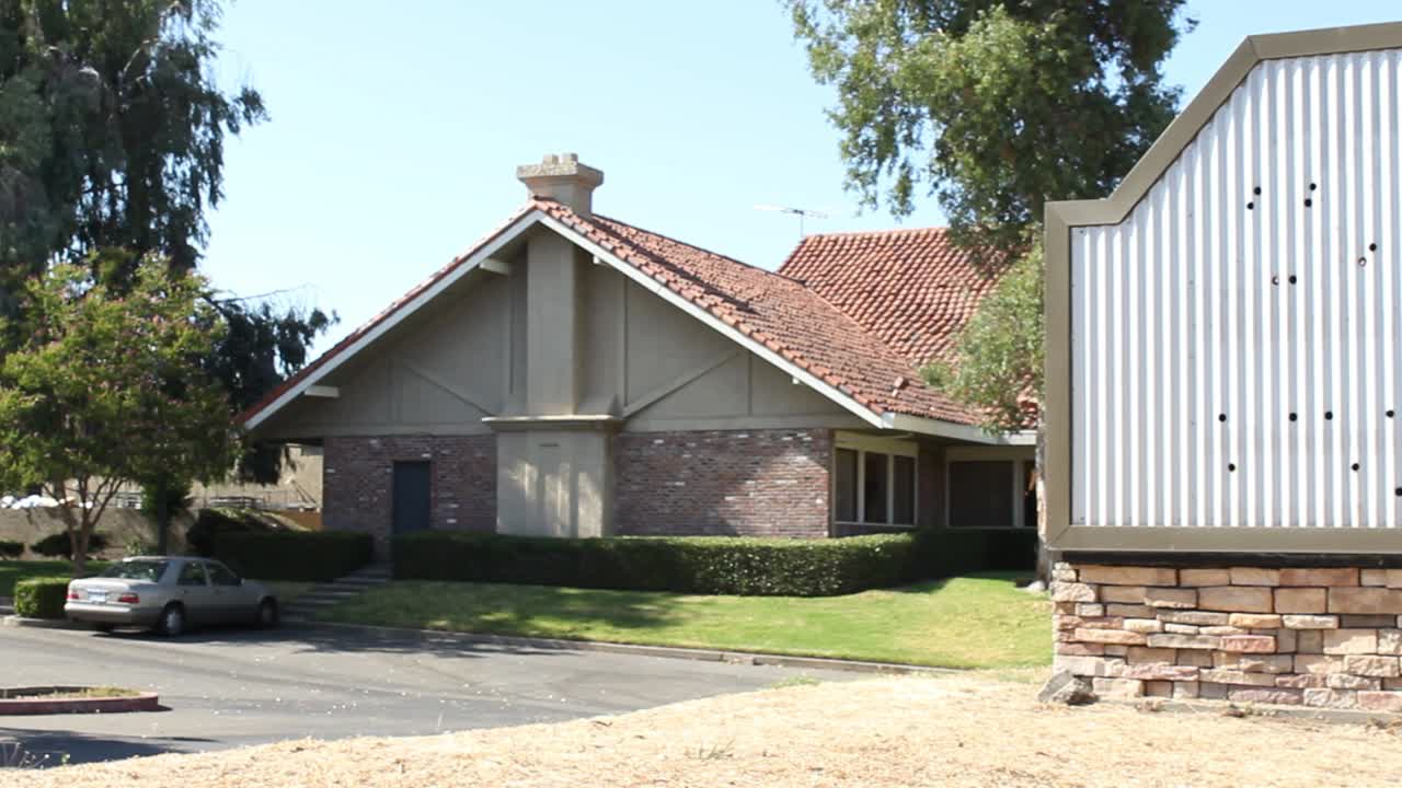 건물에 왼쪽으로 버려진 식당 건물 표지판 팬