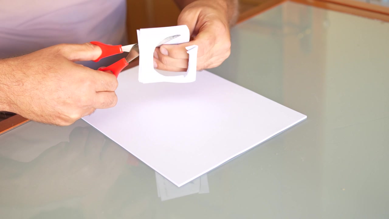 Esplorare tecniche creative di taglio della carta con le forbici per progetti artistici unici e artigianato.