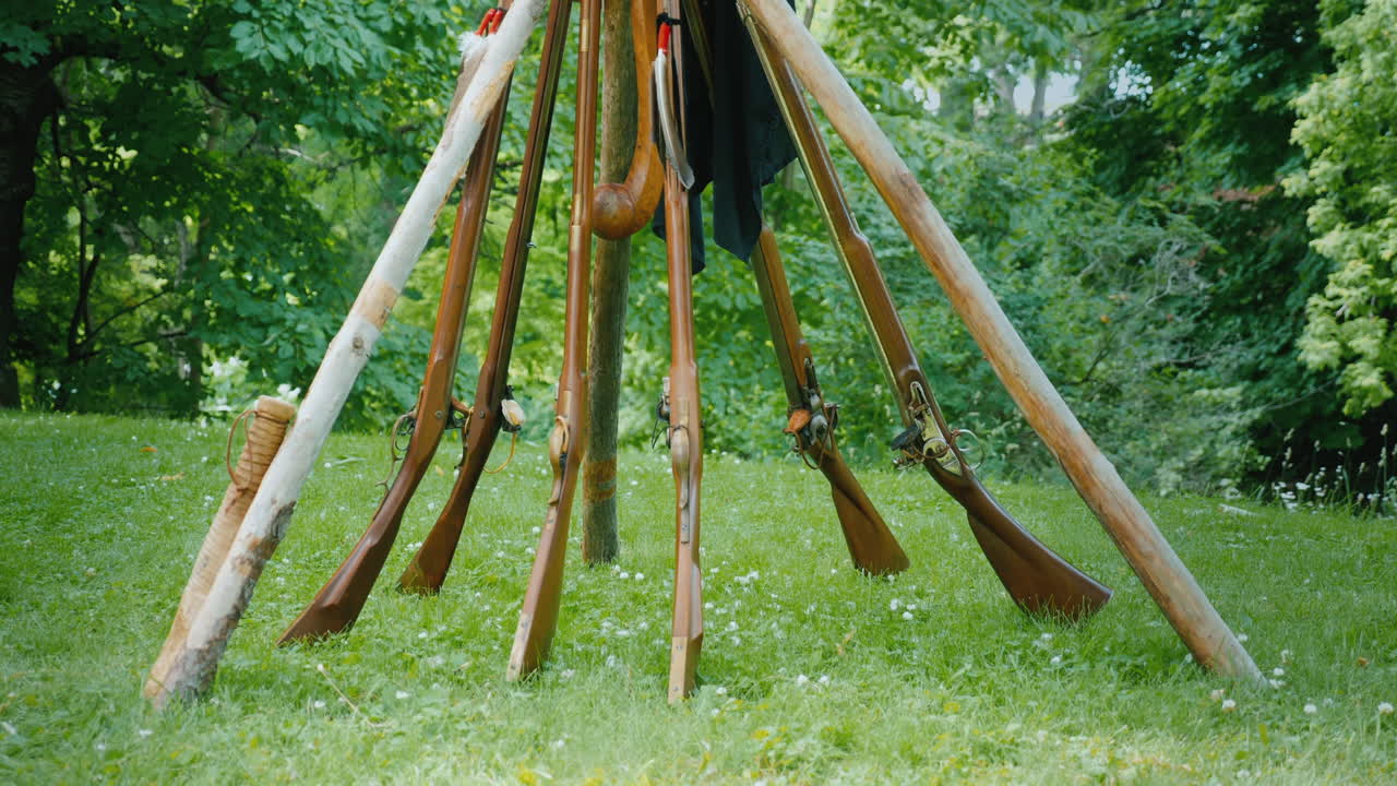 아메리카 대륙 개발 기간 동안 숲 캠프에 서 있는 오래된 소총의 피라미드