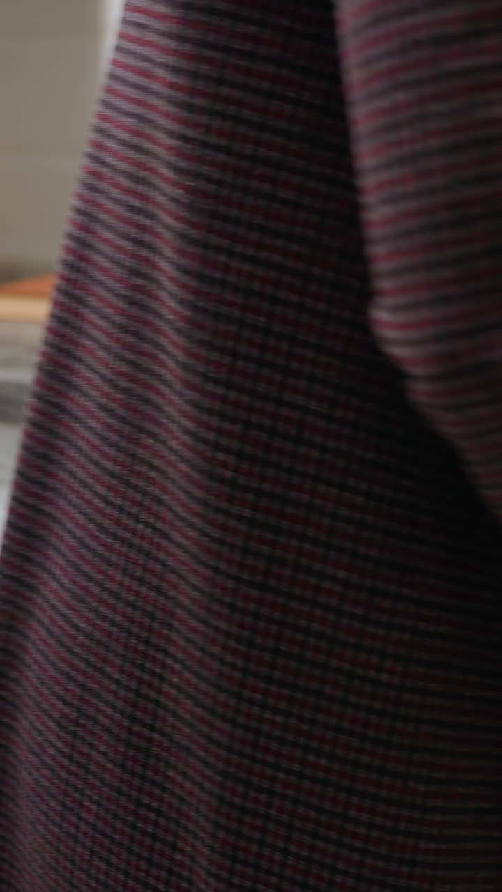 mujer observando galletas en el horno mientras la cierra, centrándose en el proceso de horneado, cocina bien iluminada, mirando las galletas con cuidado, preparando galletas caseras para hornear