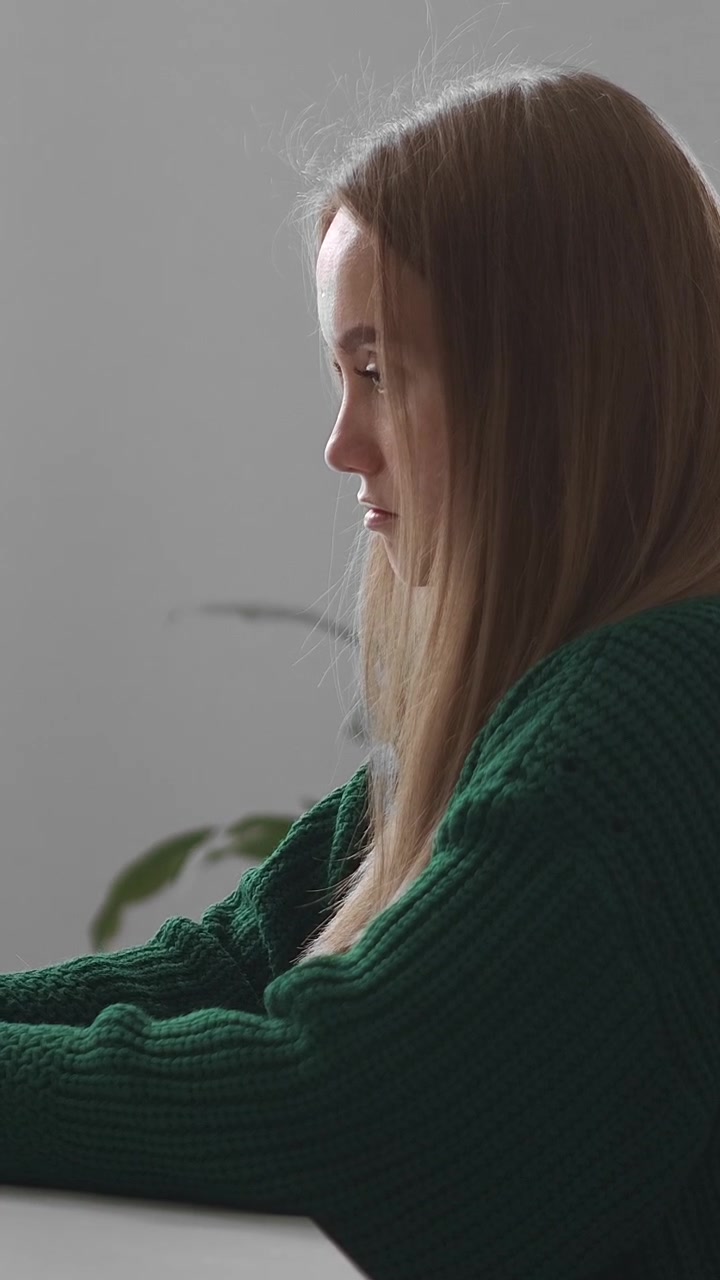 Vista laterale di giovane donna concentrata sul suo lavoro