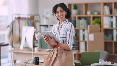 diseñador de moda, mujer y tableta para la oficina