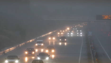 el tráfico durante un día de fuerte lluvia montpellier inundó las luces de la carretera en francia