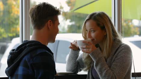 Pareja-Joven-Interactuando-Entre-Sí-En-La-Cafetería-4k