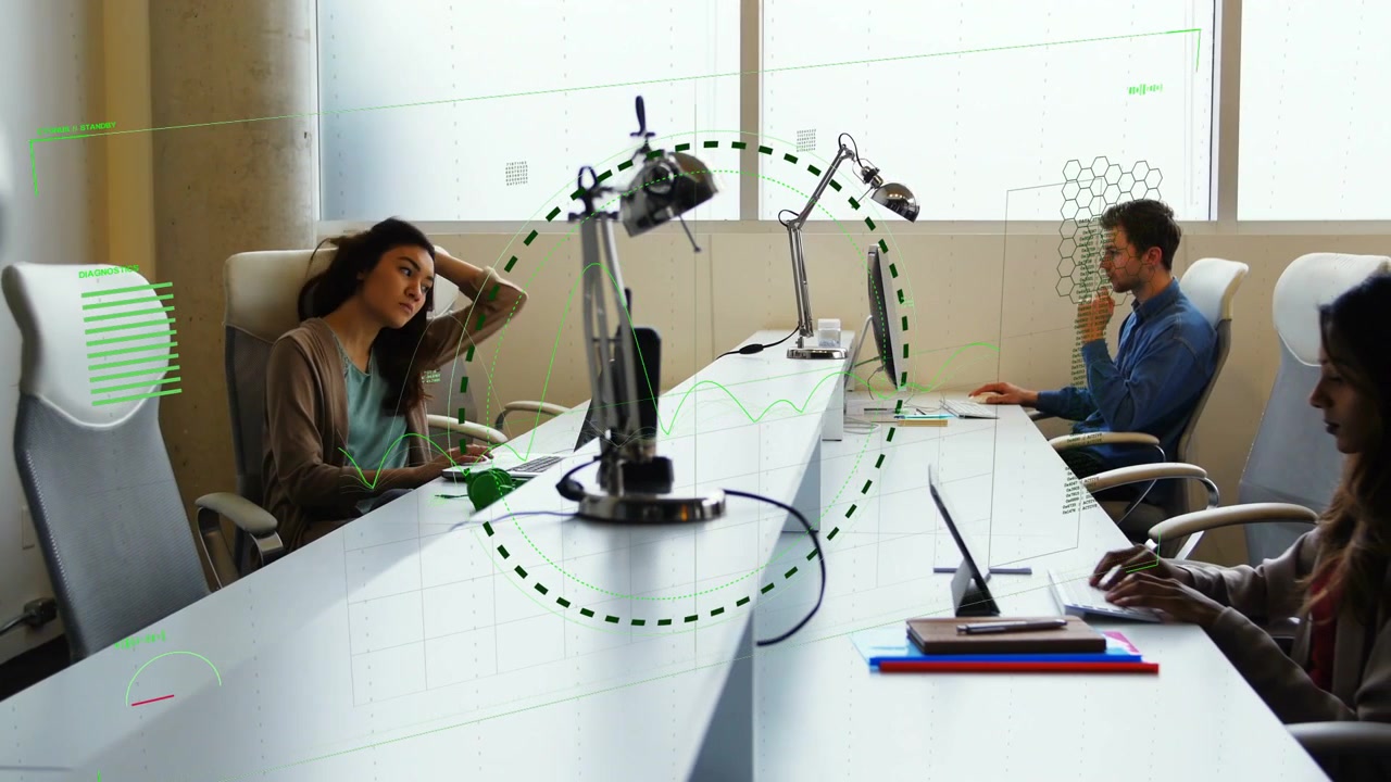 Equipe trabalhando em uma mesa, sistema iniciando com HUD verde emoldurando estações de trabalho e visualizando negócios.