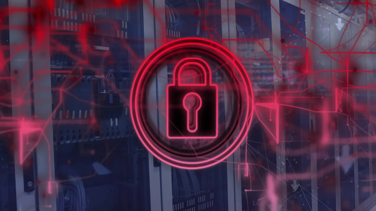 animación del procesamiento de datos con candado sobre flechas y sala de servidores