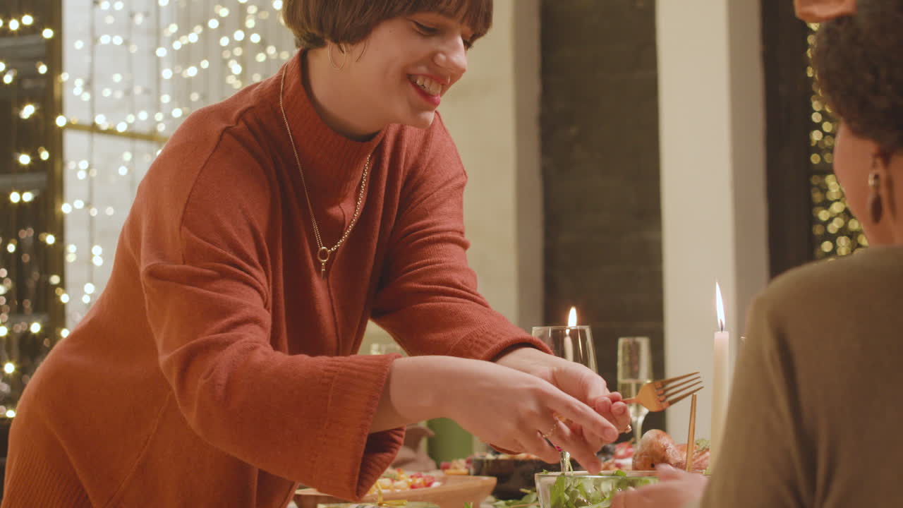 저녁 식사를 즐기는 친구들