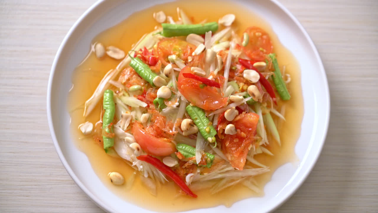 Papaya krydret salat - somtam - thailandsk traditionel gademadstil