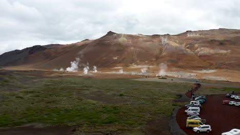 Geothermiefeld-Landmannalauger-In-Island-Mit-Freizeitfahrzeugen-Und-Drohnenvideo,-Das-Sich-Vorwärts-Bewegt