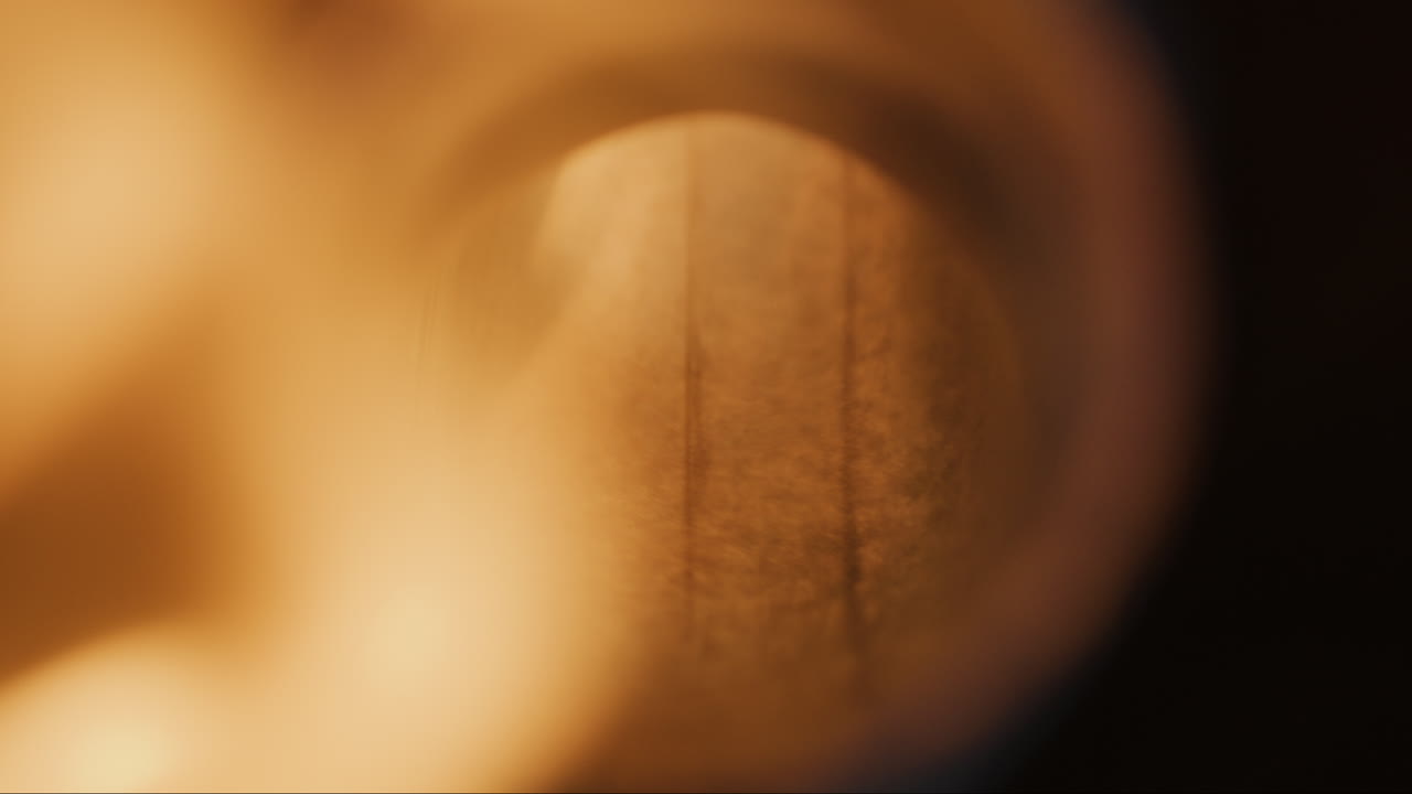 cerca de chispas de fuego en un tubo.