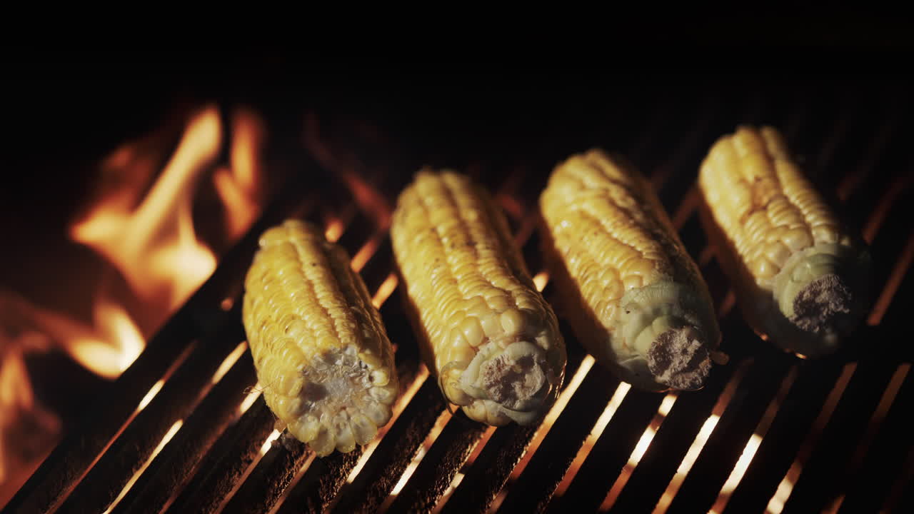 las deliciosas mazorcas de maíz están fritas en una parrilla caliente