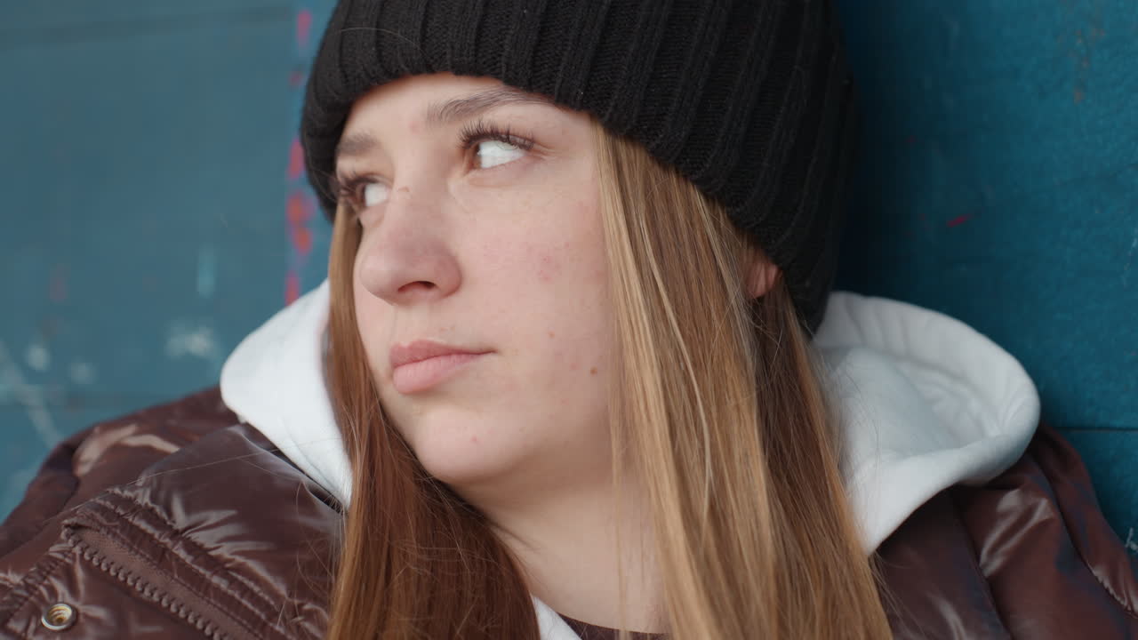 젊은 여성들은 대담한 자신감을 드러내고, 도시 여성들은 겨울 배경 속에서 결단력과 낙관주의를 보여줍니다. 자신감 넘치는 젊은 여성들과 십 대들은 북적이는 도시 풍경 속에서 희망과 결의를 보여줍니다.