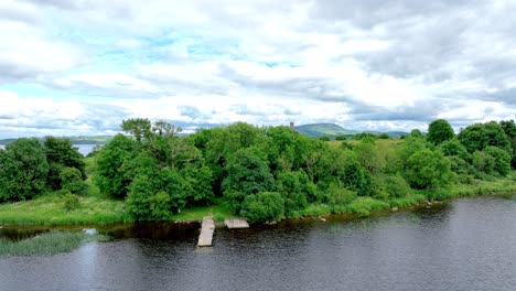 Irlanda-Lugares-épicos-Drone-Volando-A-La-Isla-Y-Ruinas-Del-Sitio-Monástico-Isla-Sagrada-Lough-Derg-En-El-Río-Shannon