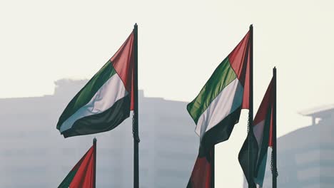 las banderas de los emiratos árabes unidos ondean con orgullo en el aire durante las celebraciones del día nacional de los eau.