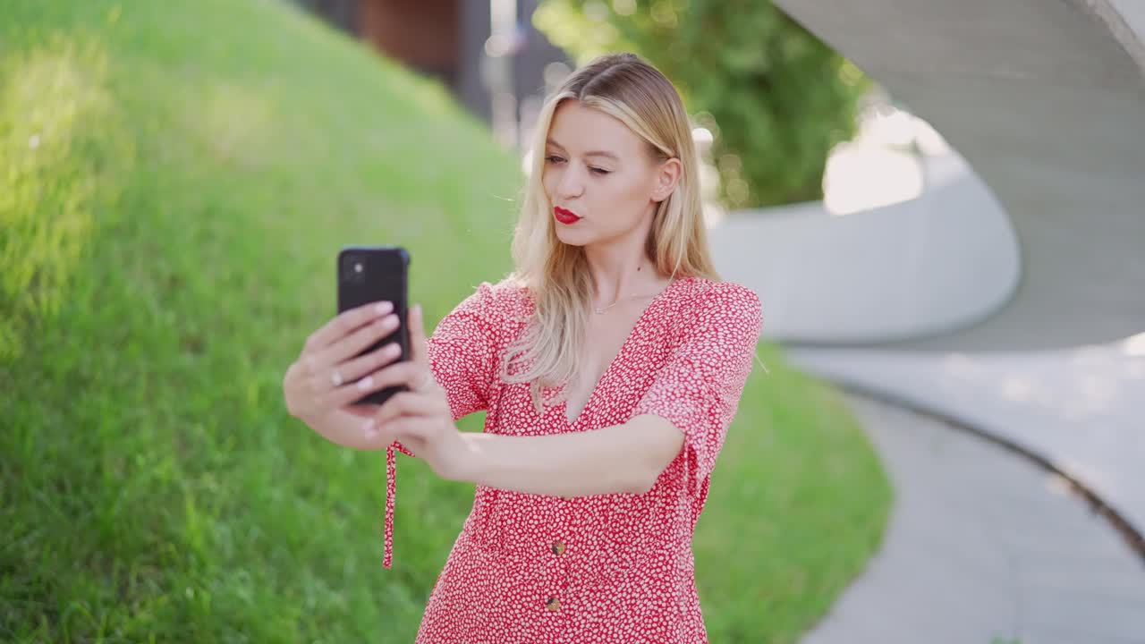 mujer tomando una selfie en un vestido rojo
