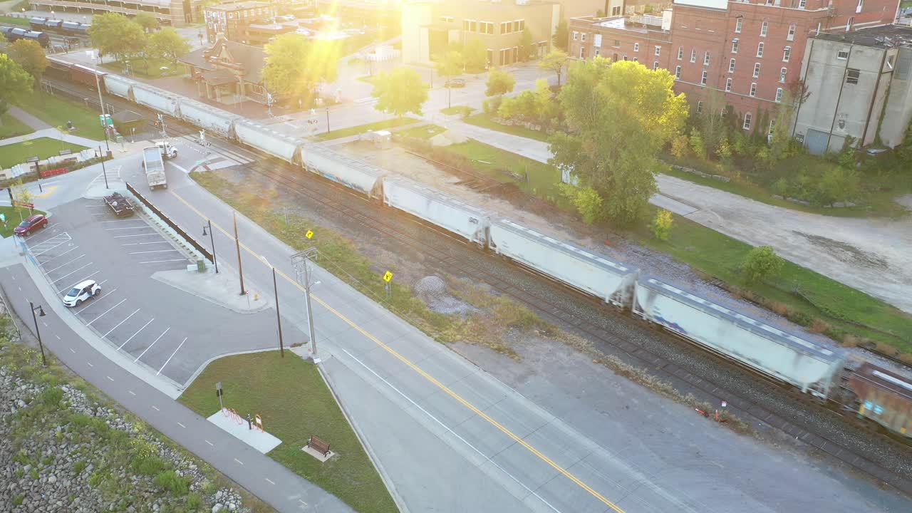 해가 지는 동안 열차 트랙 과 도시 풍경 의 공중 사진