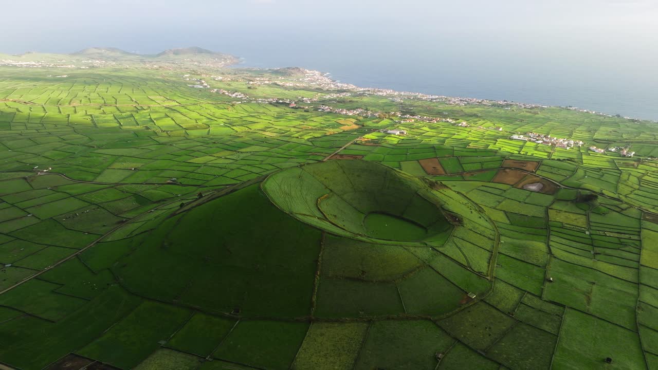 피코 도나 조아나 (pico dona joana) 와 목초지에서 세 번째 해안선을 향한 드론 뷰