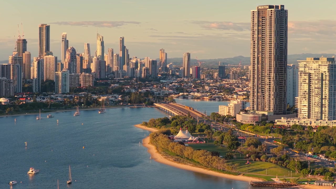 Filmato aereo orizzontale con panoramica a sinistra e carrellata a destra su Southport, Surfers Paradise e la Maratona della Gold Coast, Queensland, Australia.