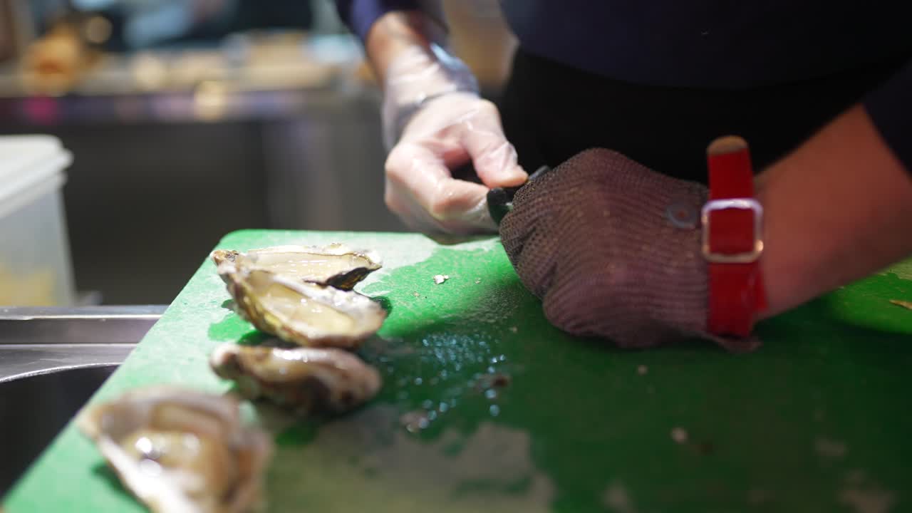 chef preparando ostras frescas
