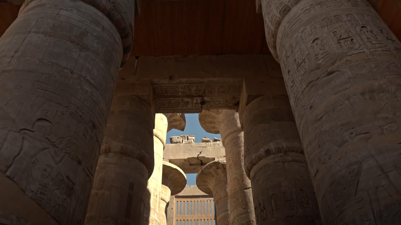 L'intersezione strutturale di colonne verticali e architravi orizzontali all'interno del complesso del Tempio di Karnak. Gli scatti enfatizzano gli architravi monolitici in arenaria che coprono gli spazi tra i pilastri.