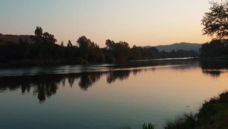 Blick-Auf-Den-Schönen-Fluss-Vaal-Bei-Einem-Ruhigen-Sonnenuntergang-In-Südafrika