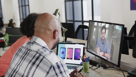 hombres de negocios afroamericanos en videollamada con un colega caucásico en la pantalla