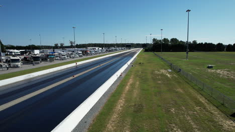 Große-Drohnenaufnahme-Der-Drag-Strip-Rennstrecke-Mit-Wohnmobilen-Im-Hintergrund