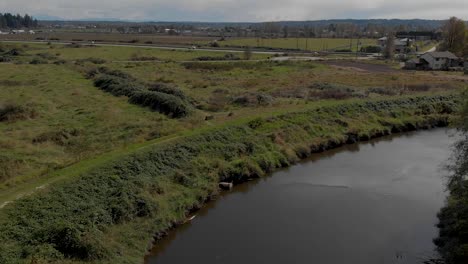 Cloverdale-De-Imágenes-De-Drones-4k-De-Un-Hombre-Caminando-En-Un-Sendero-De-Dique-De-Dique-En-El-Fondo-Rural-Con-Terreno-Escénico-Y-Revelando-Una-Carretera-En-La-Distancia