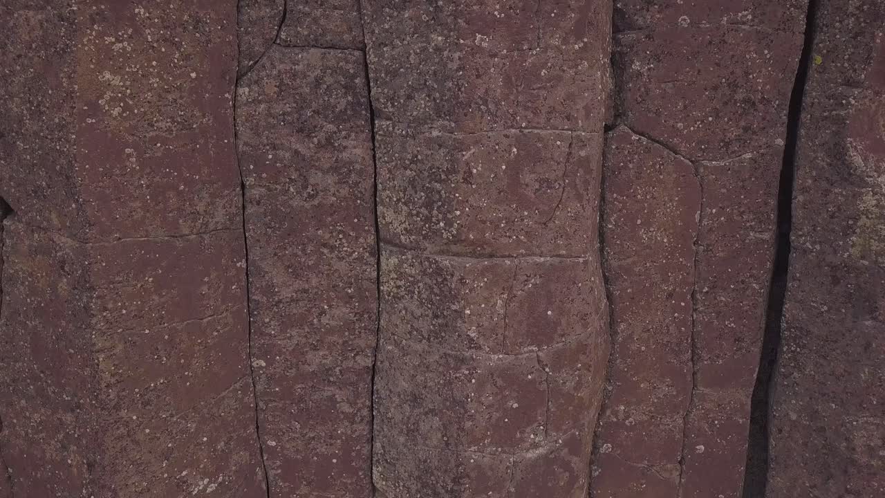 바살트 바위 기둥 블러프가 절벽  ⁇ 바닥에서 무너진 바위로 내려갑니다.