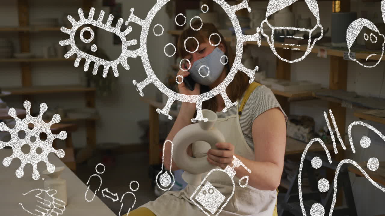 композитное видео икон концепции ковид-19 против женщины в маске, держащей керамический предмет