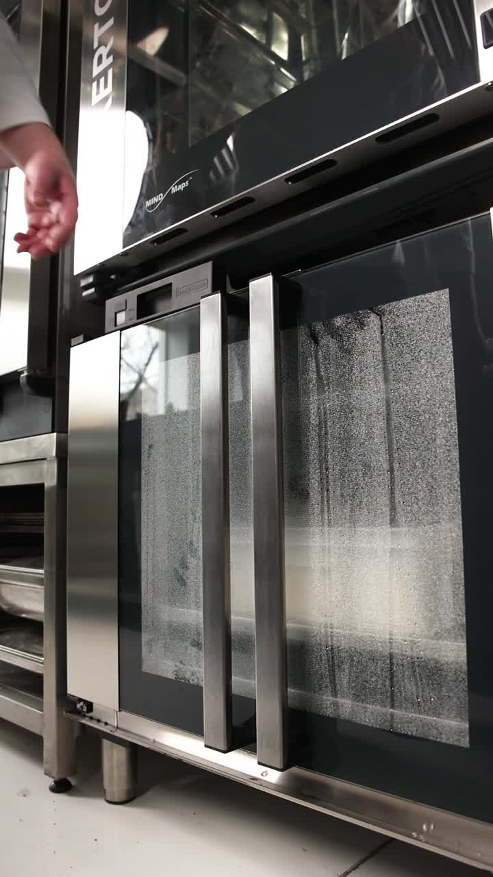 chef abriendo un horno comercial