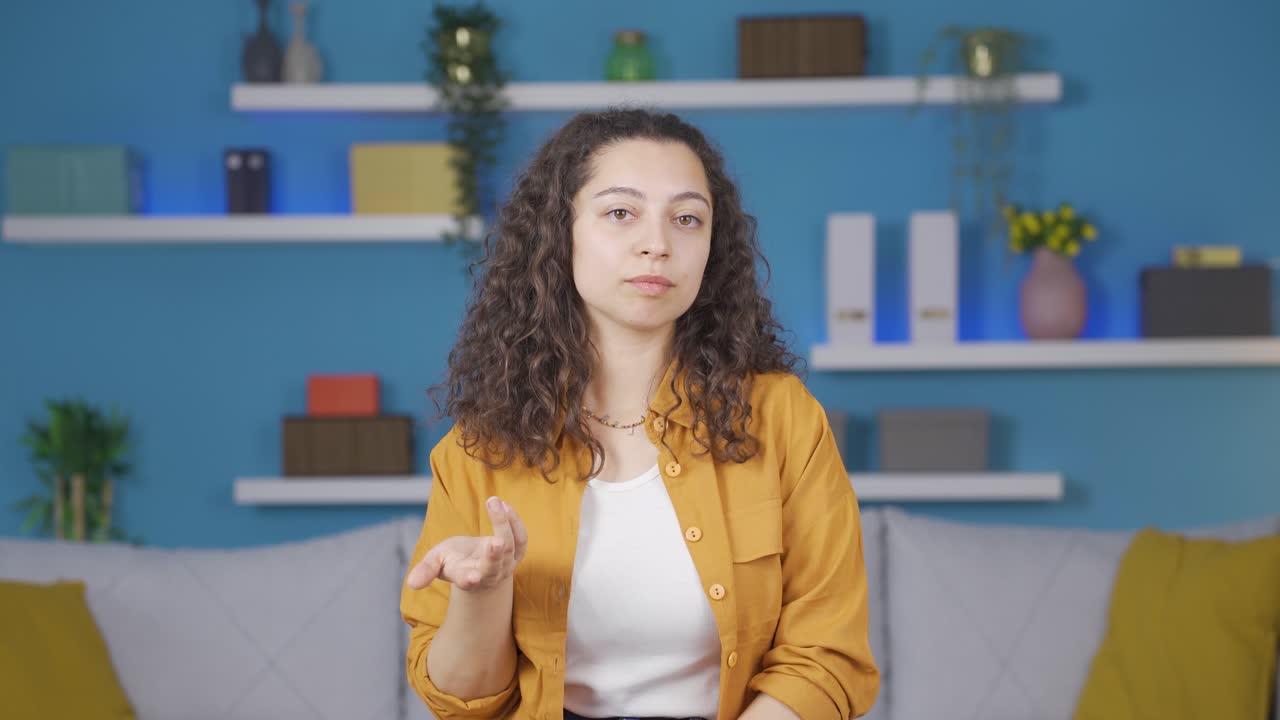 mujer joven mirando a la cámara con expresión aburrida.