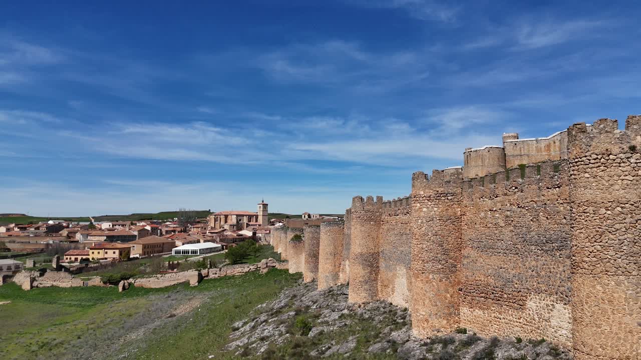 vuelo de avión no tripulado hacia atrás en el castillo de berlanga de duero, soria, españa