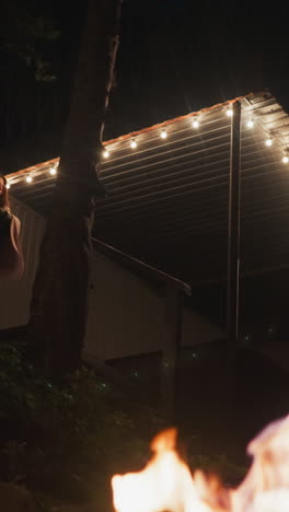 la mujer baja lentamente las escaleras hacia la hoguera. la joven decide pasar tiempo sola en el patio trasero del campamento. atmosfera para la reflexión sobre el futuro
