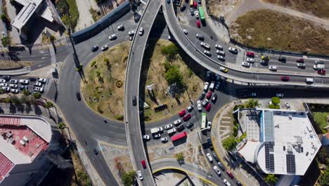 avenida acueducto durante el día con poco tráfico 2