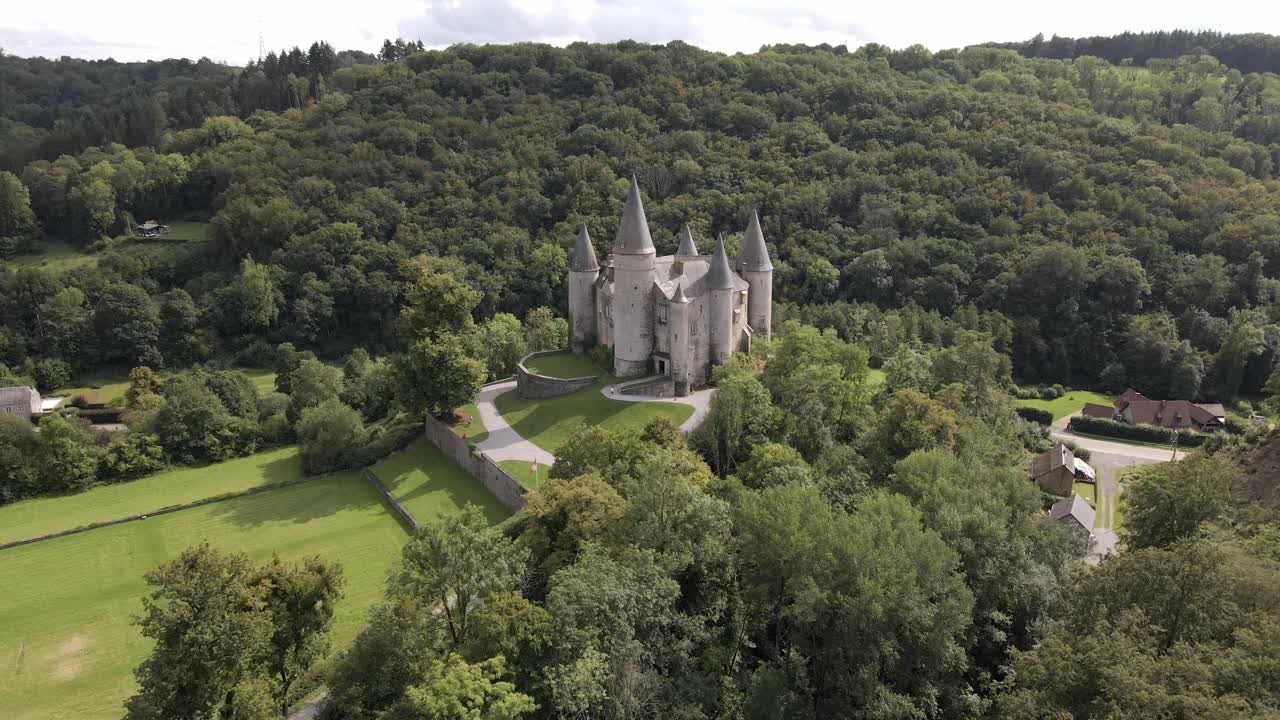 Ripresa aerea del Castello di Vêves in Belgio, catturata dall'alto e circondata da un paesaggio naturale