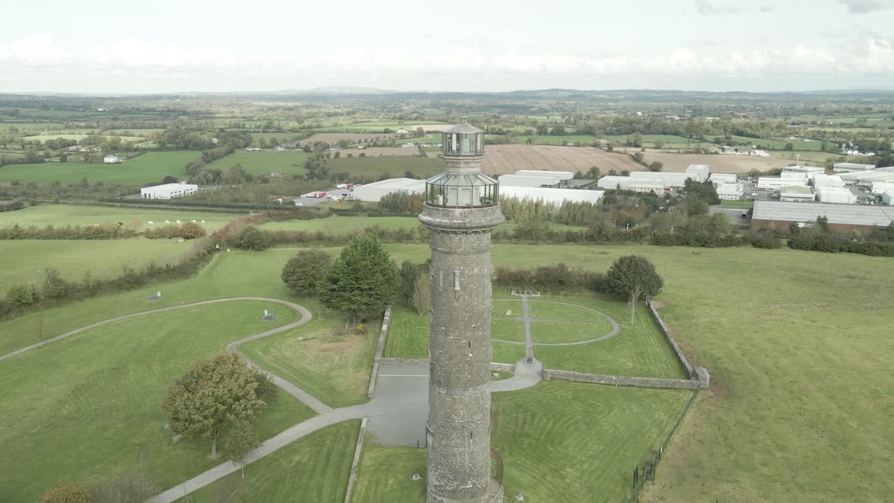 lloyd tower в келлсе, ирландия, демонстрируя историческое сооружение среди зеленых полей, воздушный вид