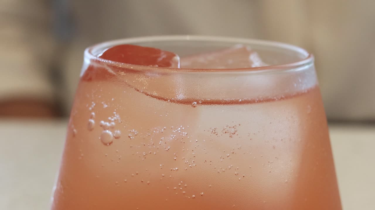 얼음 이 있는 분홍색 음료 의 클로즈업