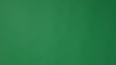 hombre mostrando la palma abierta de las manos sobre la pantalla verde