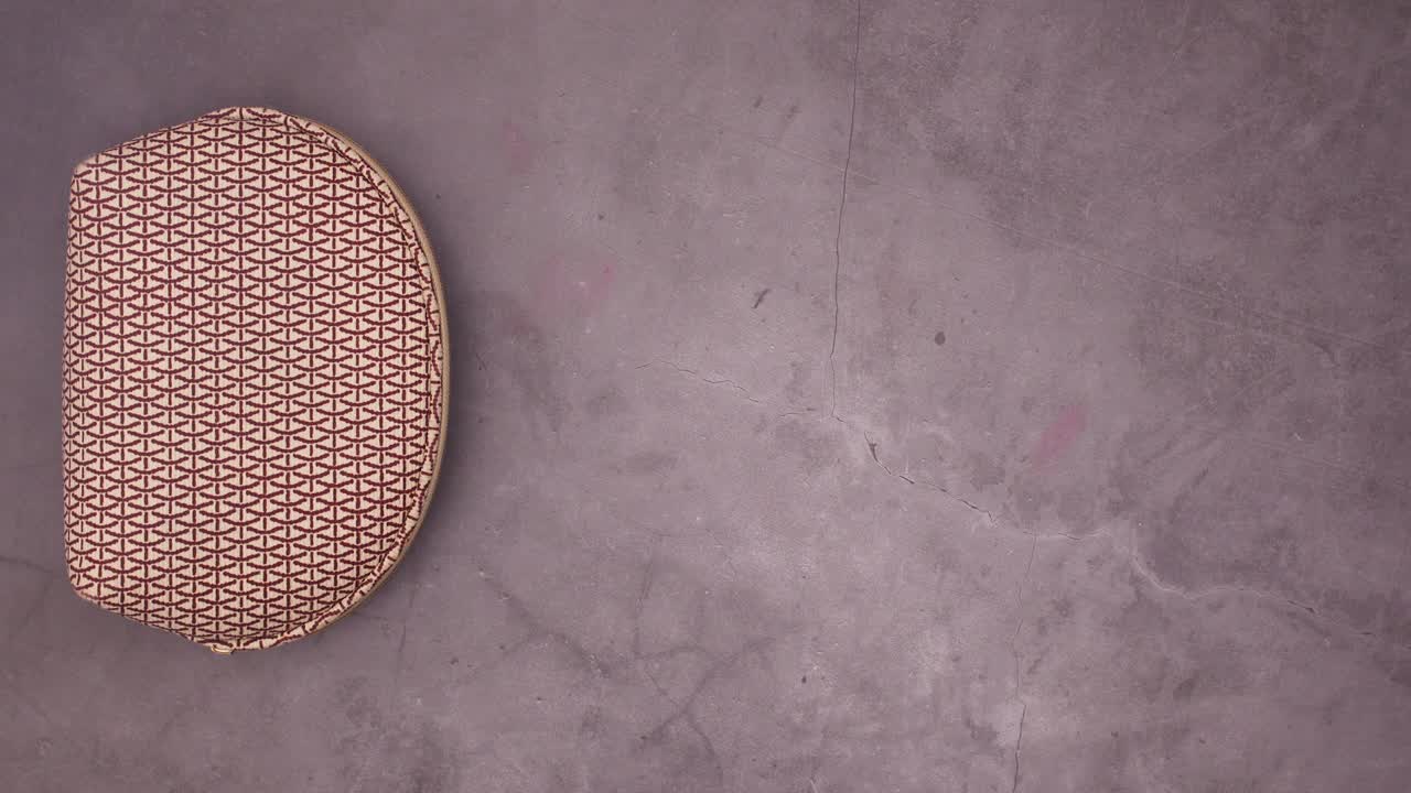 Prodotti di bellezza make-up appaiono su sfondo scuro con un kit. Stop motion.