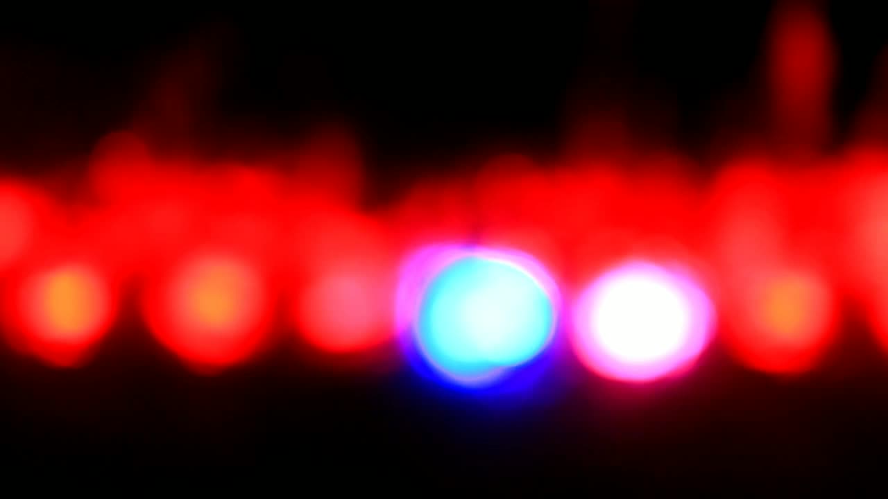 video bokeh, el efecto de las luces en el agua, con un fondo negro