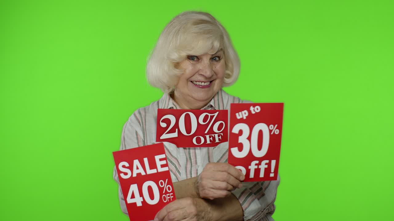 할머니가 판매를 보여주는 비율 할인 광고 글자 배너 블랙 프라이데이 컨셉