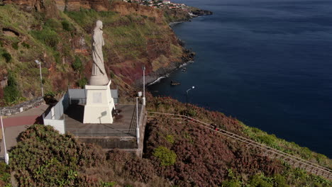 estatua de cristo rey en funchal: un lugar sagrado con impresionantes vistas aéreas de la isla de madeira