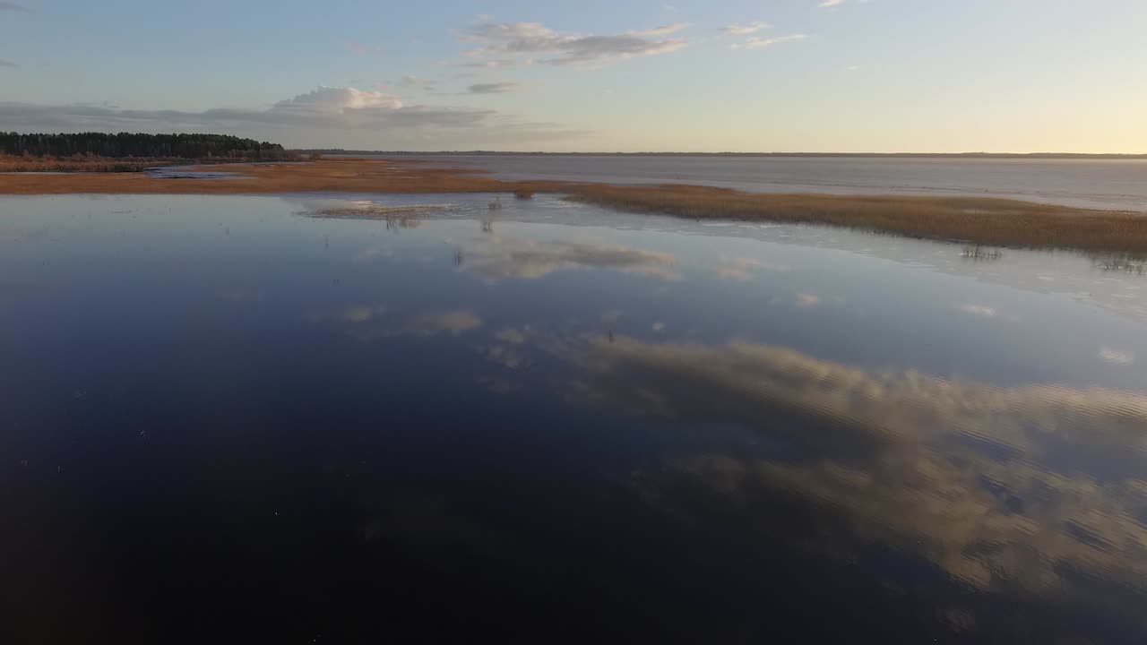 lago tranquilo burtnieks con poco hielo y alto nivel de agua en vista aérea de primavera