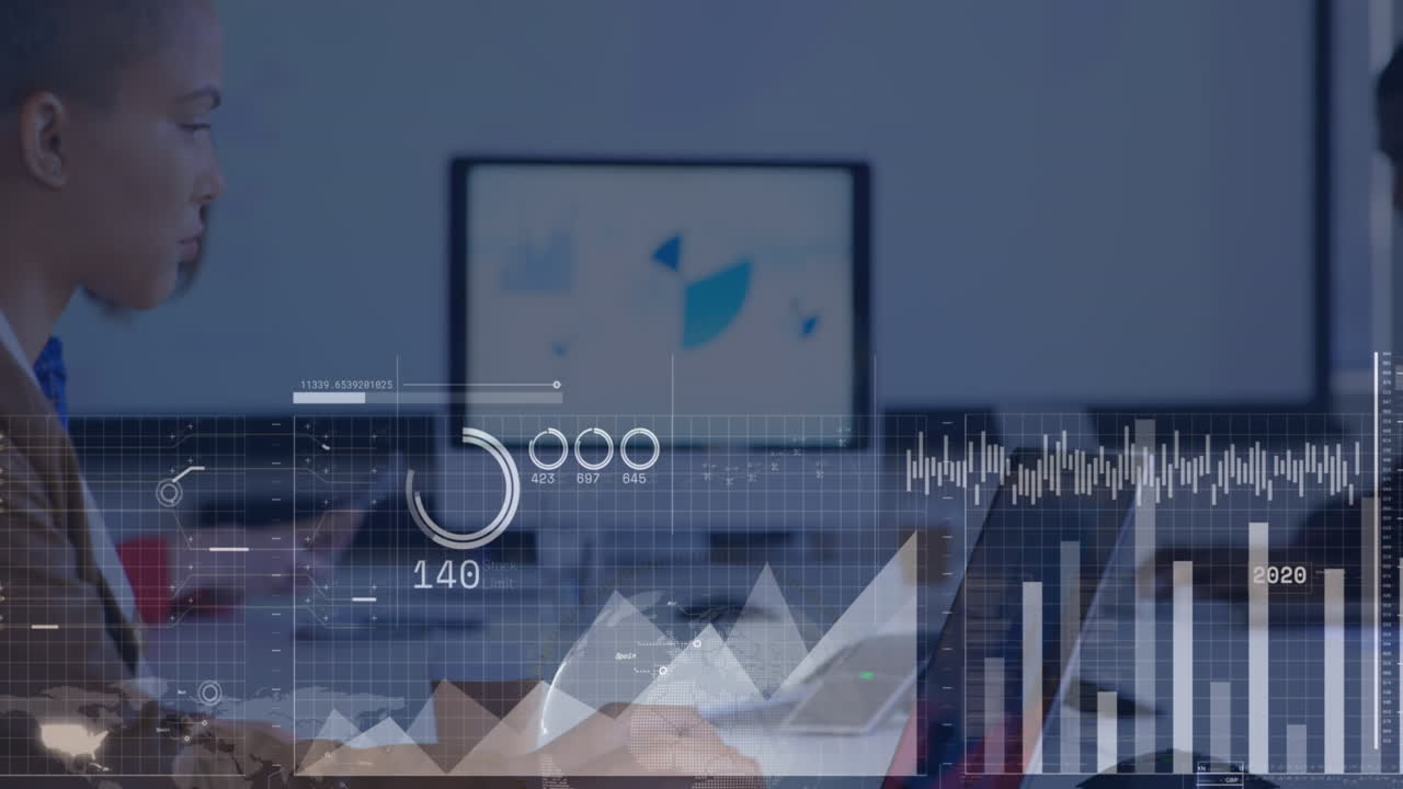 animación de la interfaz con el procesamiento de datos estadísticos contra un hombre asiático que usa una computadora portátil en la oficina