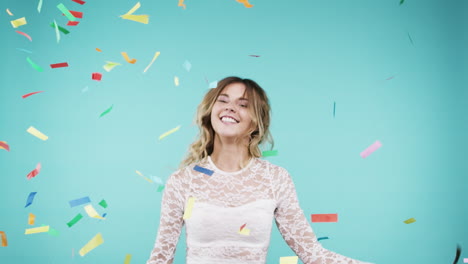 una mujer celebrando con confeti.